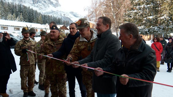 Da sinistra il direttore della Direzione dei Lavori e del Demanio Gen. Isp. Giancarlo Gambardella, ), il direttore della Direzione Regionale dell’Agenzia del Demanio Sebastiano Caizza, il comandante delle Truppe Alpine Gen. C.A. Ignazio Gamba, l'assessore provinciale all'Edilizia pubblica Massimo Bessone e il sindaco di Corvara in Badia Robert Rottonara tagliano il nastro della rinnovata base logistica Tempesti (Foto: ASP/Gnews)