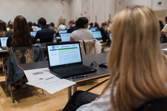 Beim Aufnahmetest für einen Medizinstudienplatz in Bozen: Von insgesamt 347 Teilnehmenden haben 283 den Test geschafft. (Foto: LPA/Patrizia Corriero)