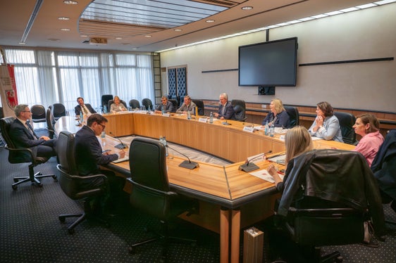 Durante l’incontro tenutosi nella sala Giunta della Provincia, l’attenzione si è concentrata sia sulle peculiarità dell’Autonomia altoatesina sia sui punti in comune tra l’Alto Adige e la Bassa Austria. Entrambe le regioni devono affrontare la sfida della carenza di manodopera qualificata. (Foto: USP/Greta Stuefer)