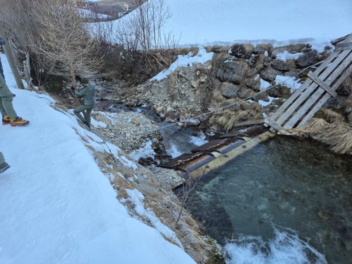 Wassernutzungen werden durch Konzessionen geregelt, in denen festgelegt wird, wie hoch die Mindestwasserführung in den Fließgewässern sein muss. Die Forstbehörde führt die Kontrollen durch. Von den Experten des Landesamtes für Hydrologie und Stauanlagen haben sie das dafür nötige Messverfahren erlernt. (Foto: LPA/Landesamt für Hydrologie und Stauanlagen)