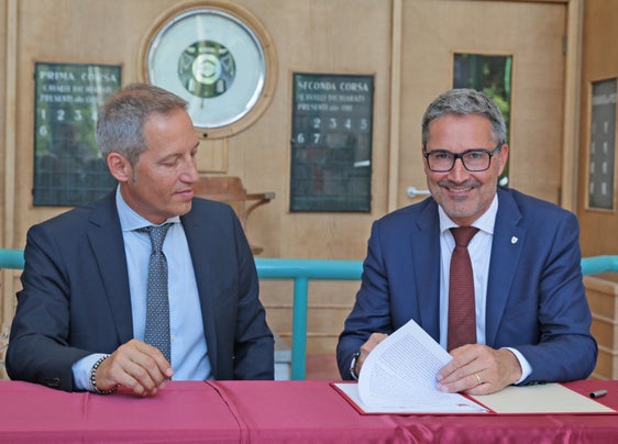 Landeshauptmann Arno Kompatscher und der Meraner Bürgermeister Dario Dal Medico haben in Meran die Vereinbarung unterzeichnet,  die die Finanzierung der Aufwertung des Pferderennplatzes in Meran einleitet. (Foto: Gemeinde Meran/Stefano Bolognesi)