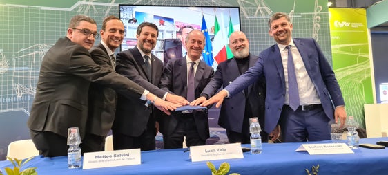Fugatti (Trentino), Fedriga (Friuli-Venezia Giulia), il ministro Salvini, Zaia (Veneto), Bonaccini (Emilia-Romagna), Fontana (Lombardia, collegato da remoto) e Alfreider (Alto Adige) uniscono le forze per la logistica del futuro (Foto: Ufficio stampa Regione Trentino-Alto Adige/Davide Cordua)