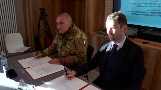 General Giancarlo Gambardella (l.) und Abteilungsdirektor Martin Vallazza bei der Unterzeichnung des Abkommens für den Bahnhof St. Jakob (Foto: LPA/GNews)