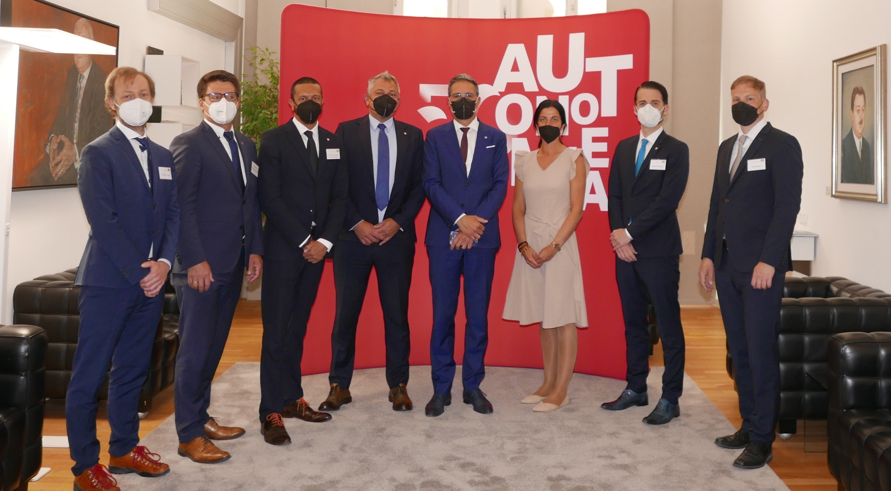 La delegazione bavarese posa insieme al Presidente Arno Kompatscher e al Direttore generale della Provincia Alexander Steiner (quarto da sx). (Foto: LPA/Heidi Reinstadler)   