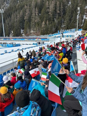 Vivere l'emozione del biathlon direttamente nella Südtirol Arena Alto Adige di Anterselva durante i Giochi olimpici invernali 2026: un sogno diventato realtà per 1400 studenti altoatesini grazie ad un'iniziativa nazionale che ha coinvolto la Provincia autonoma di Bolzano. (Foto: USP)