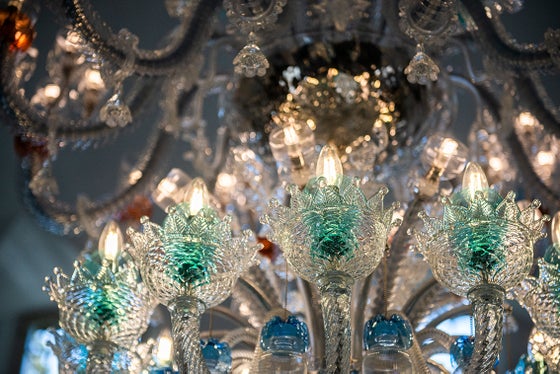 Das Lichtobjekt WaltRose hat Manfred Alois Mayr aus einem zerbrochenen Lüster des Palais Rottenbuch geschaffen. (Foto: LPA/Claudia Corrent)