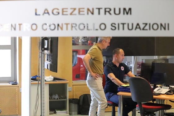 Einsatz an den Hängen des Vesuvs vorbereitet: (von links) der stellvertretende Direktor der Agentur für Bevölkerungsschutz Willigis Gallmetzer und Bereitschaftsdiensthabender Jonas Hochkofler. (Foto: LPA/Maja Clara)