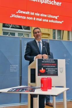 „Jeder Tag muss ein Tag gegen Gewalt an Frauen sein“, sagte Landeshauptmann Kompatscher. (Foto: LPA/Carmen Kollmann)