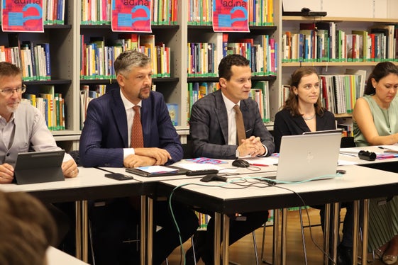 Er wird am Di dla cultura ladina die Laudatio auf Merit Ladin-Preisträger Franz Vittur halten: Carlo Suani (links im Bild) bei der Pressekonferenz am 9. September mit (von links) Landesrat Daniel Alfreider, André Comploi, Sofia Stuflesser und der Direktorin des Istitut Ladin Micurá de Rü Irene Prinoth (Foto: LPA/Maja Clara)