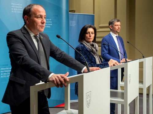 Tre progetti per la tutela della qualità dell'aria saranno finanziati al 100% con fondi statali, ha dichiarato oggi l'assessore provinciale Giuliano Vettorato (nella foto a sinistra) durante la conferenza stampa congiunta con il viceministro Vannia Gava e l'assessore provinciale Daniel Alfreider (Foto: ASP/Fabio Brucculeri)