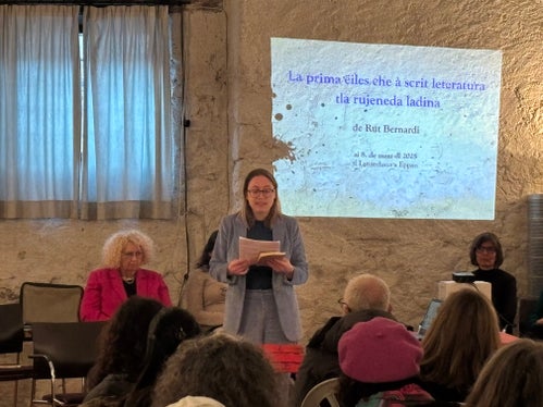 Bei der Veranstaltung Intreciades³ stand die Rolle der Frau und ihre Bedeutung im Kunstbereich im Mittelpunkt, im Bild Nadia Rungger (Foto: LPA/Direktion Ladinische Bildung und Kultur)