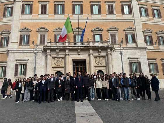 La delegazione di studenti delle scuole italiane davanti Montecitorio insieme al vicepresidente Marco Galateo (in foto, al centro). (Foto: USP)