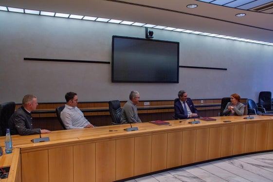 Die heutige Vertragsunterzeichnung im Landhaus 1 in Bozen: (v.r.) Landesanwältin Alexandra Roilo, Landeshauptmann Arno Kompatscher, die DAV-Landhut-Vorsitzenden Bernhard Tschochner und Maximilian Weh sowie der Euregio-Generalsekretär Christoph von Ach (Foto: LPA/Greta Stuefer)