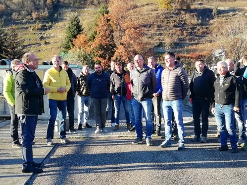 Landesrat Vettorato (ganz l.) beim Besuch der Kläranlage Brixen: In den vergangenen 30 Jahren hat das Land Südtirol über eine Milliarde Euro in die Errichtung eines effizienten Kläranlagen- und Kanalisationsnetzes investiert.  (Foto: Landesagentur für Umwelt und Klimaschutz/Nadia Franzoi)