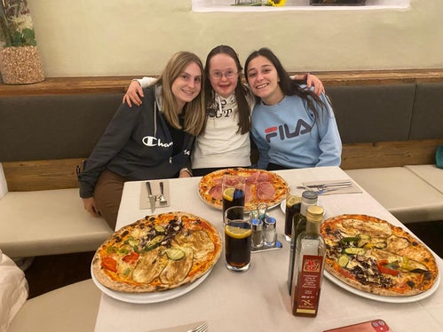 Gemeinsam Pizza essen war Teil des Projekts Hond-in-Hond, Freizeit mitanond. (Foto: LPA/Deutsche Bildungsdirektion)