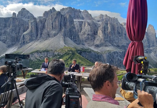 #prömtëmp-Gespräch von LR Alfreider mit den ladinischen Medien. (Foto: LPA/Angelika Schrott)