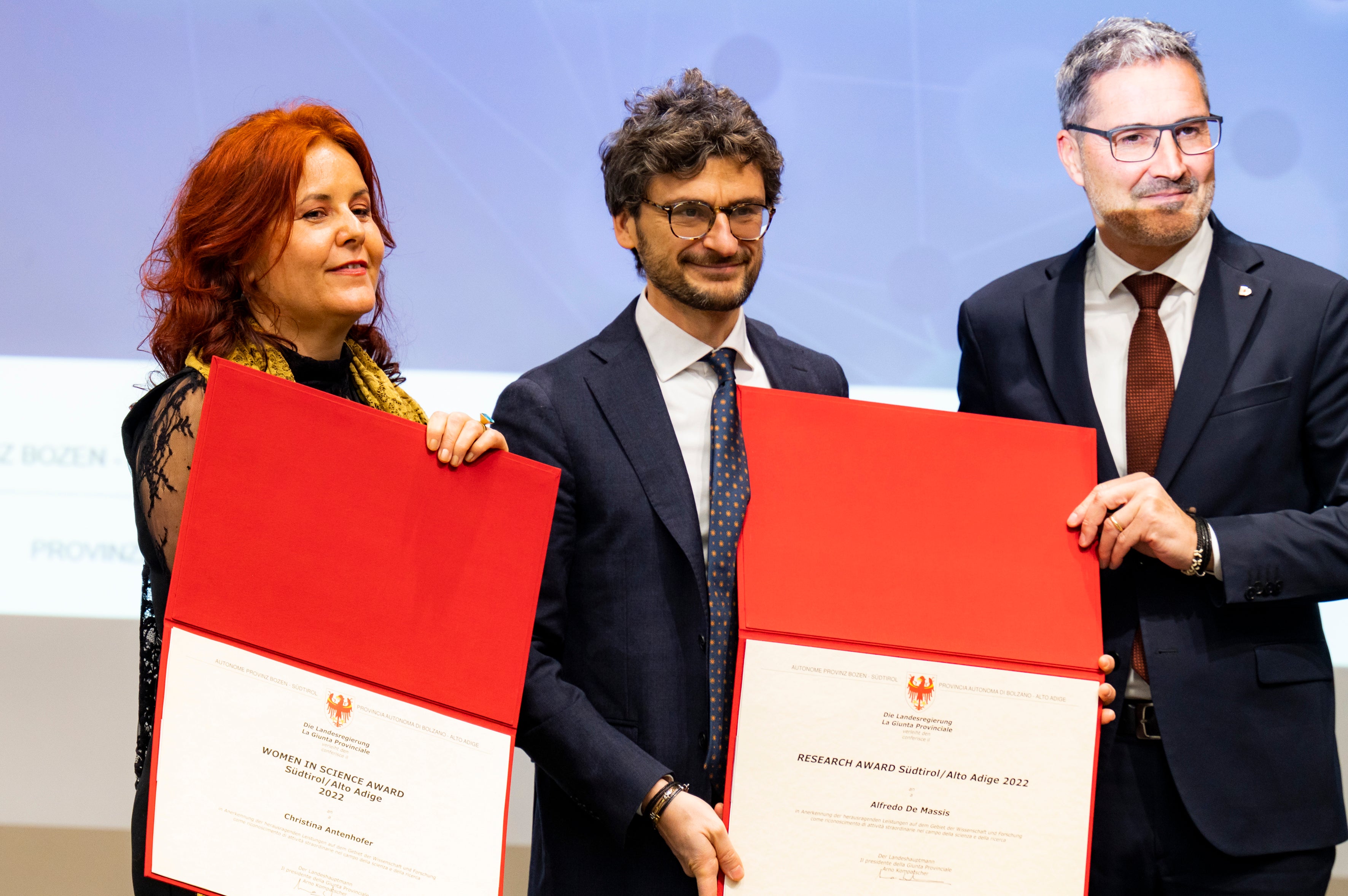 Il presidente della Provincia Arno Kompatscher (a destra) ha consegnato oggi il premio Women in Science a Christina Antenhofer (a sinistra) e il premio Research Award ad Alfredo De Massis (in mezzo). (Foto: ASP/Manuela Tessaro)