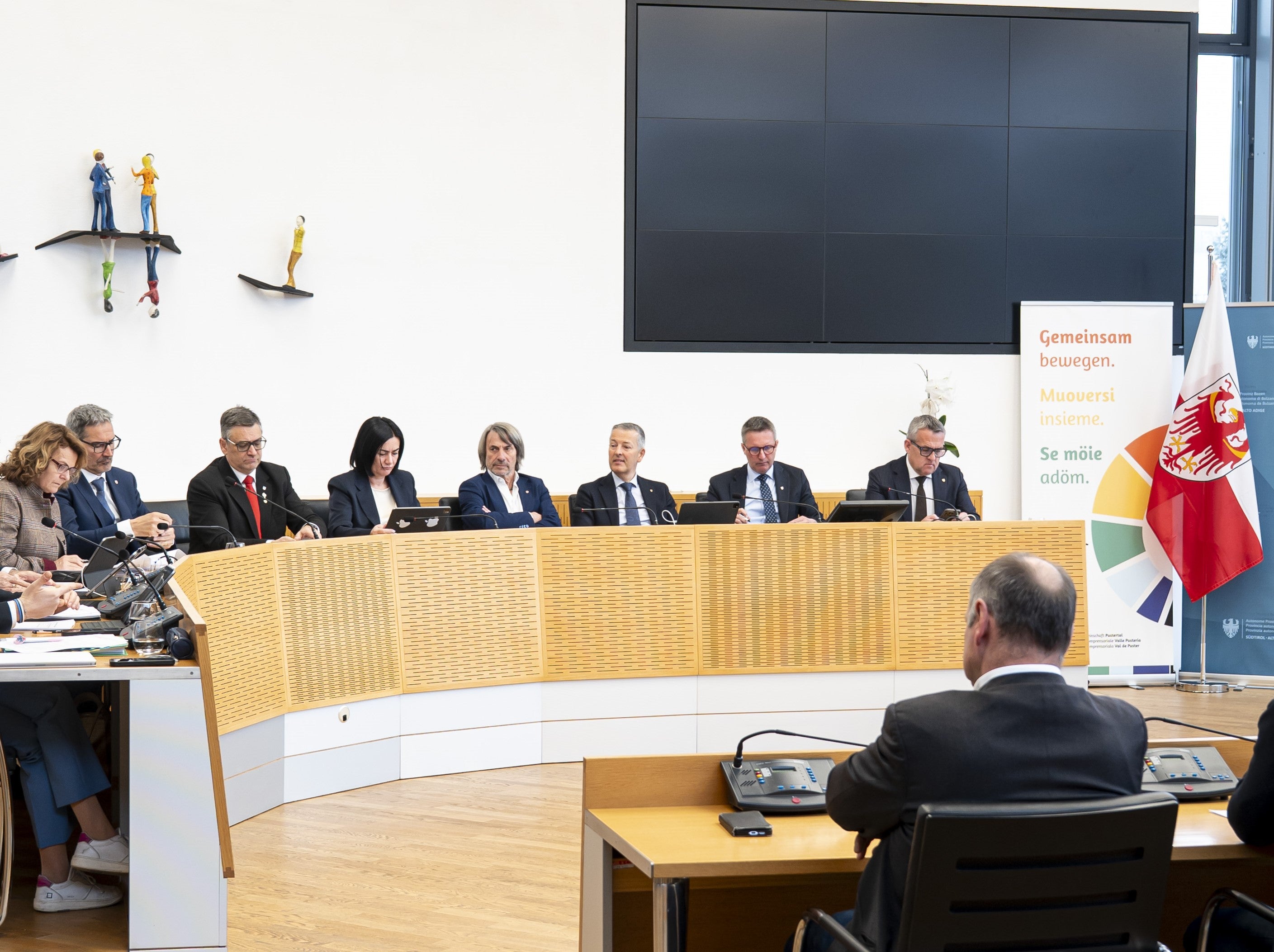 Nel corso della seduta straordinaria della Giunta provinciale a Brunico, l'assessore provinciale alle Opere pubbliche Christian Bianchi (nella foto il primo da destra) ha presentato i numerosi progetti già avviati o previsti sul territorio. (Foto: USP/Fabio Brucculeri)