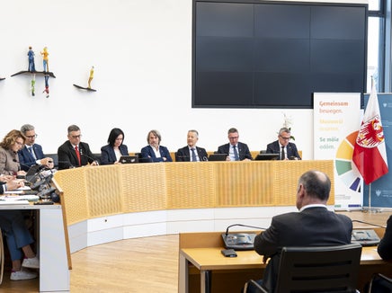 Nel corso della seduta straordinaria della Giunta provinciale a Brunico, l'assessore provinciale alle Opere pubbliche Christian Bianchi (nella foto il primo da destra) ha presentato i numerosi progetti già avviati o previsti sul territorio. (Foto: USP/Fabio Brucculeri)