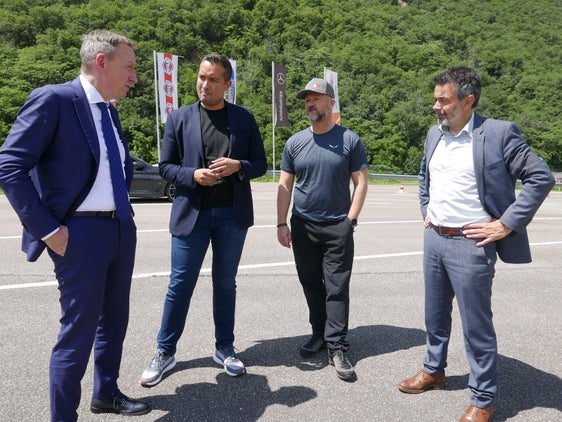 Der technische Generaldirektor der Brennerautobahn AG, Carlo Costa, der Leiter der Safety Parks, Lukas Nothdurfter,,Instruktor Roland Mariz und STA-Direktor Joachim Dejaco besprechen das Fahrsicherheitstraining. (Foto: Sta/Perathoner)