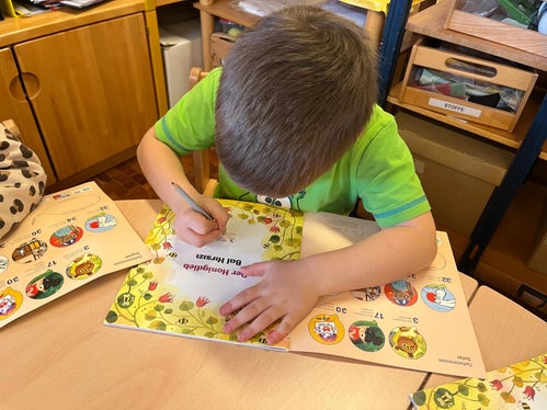 Trasmettere la valorizzazione di ogni lingua e allo stesso tempo favorire un approccio motivante e giocoso al tedesco come lingua di apprendimento: questo è l'obiettivo della rivista bilingue illustrata Papperlapapp, secondo la Direzione provinciale Scuole dell'infanzia in lingua tedesca. (Foto: USP/Direzione provinciale Scuole dell'infanzia in lingua tedesca)