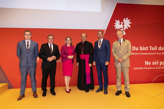 Feierten 10 Jahre Euregio in Alpbach: (v.l.) LH Fugatti, LH Platter, Bundesministerin für Wirtschaft und Digitalisierung Margarete Schrammböck, Bischof Hermann Glettler, LH Kompatscher, Forum-Alpbach-Präsident Andreas Treichl (Foto: Land Tirol/Sedlak)