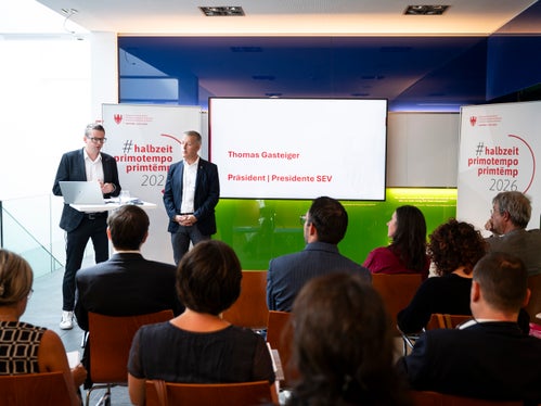 Thomas Gasteiger (a sinistra nella foto), presidente della Federazione Energia Alto Adige, ha illustrato quale debba essere la direzione da seguire in materia di energia in Alto Adige: ovvero verso le tecnologie di accumulo, che consentiranno di sfruttare l’attuale surplus energetico. (Foto: USP/Fabio Brucculeri)