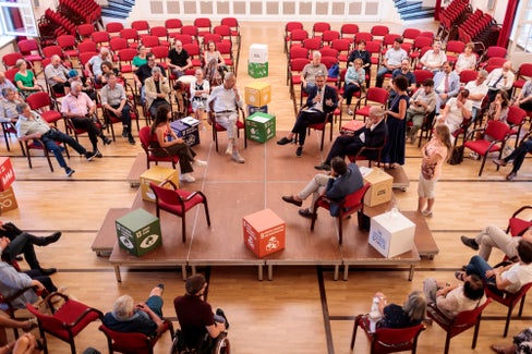 Die Diskussion fand im Fish-Bowl-Format statt: In der Mitte das Podium, auf das sich auch Bürgerinnen und Bürger setzen und dort mit der Politik diskutieren konnten. (Foto: LPA/Tiberio Sorvillo) 