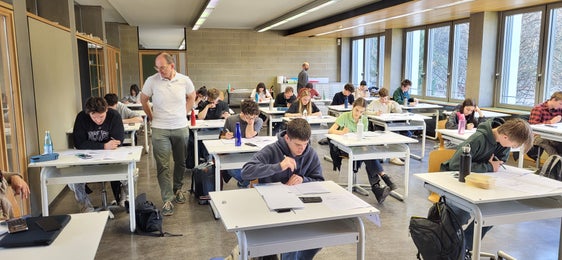 Der Landeswettbewerb der Chemieolympiade 2025 wurde heuer zum 25. Mal in Südtirol ausgetragen; das Bild entstand während des Theoriewettbewerbs. (Foto: LPA/Stefan Pilser)