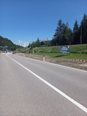 Il Servizio strade ha effettuato ulteriori lavori sulla strada statale della Val Pusteria all'ingresso della Valle e del lago di Braies per migliorare la viabilità. (Foto: ASP/Servizio strade Val Pusteria)