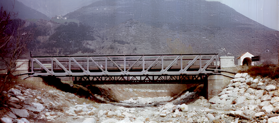 Die aus dem Jahr 1906 stammende Brücke über die Plima in Latsch lässt keine angemessenen Sanierungsarbeiten zu, sodass eine vollständige Erneuerung des Bauwerks erforderlich ist. (Foto: LPA/Brückendienst des Landes)