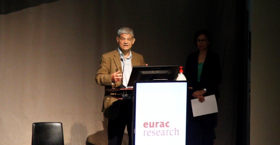 Karl Gudauner, della Società di formazione e ricerca Chiron, el corso del suo intervento (Foto: ASP/Hannes Wisthaler)