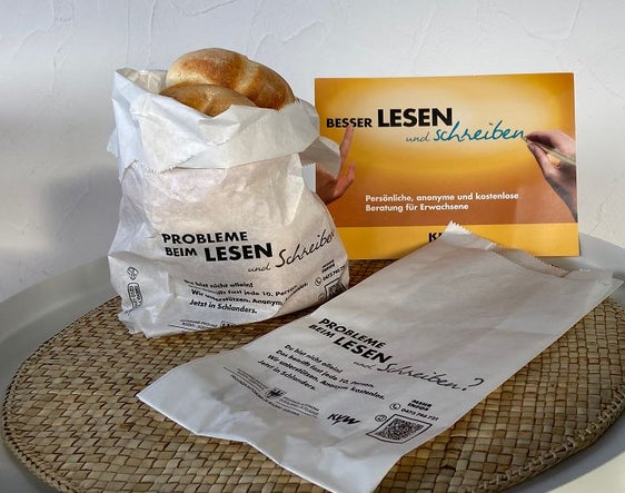 Rund um den Weltbildungstag am 24. Jänner verkaufen die Obervinschger Bäckereien ihre Ware in eigenen Brotsäckchen mit der Aufschrift: "Probleme beim Lesen und Schreiben? Du bist nicht allein. Das betrifft fast jede 10. Person. Wir unterstützen. Anonym, kostenlos." (Foto: LPA/Landesamt für Weiterbildung)