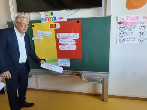 La FUEN è la più grande organizzazione ombrello delle minoranze nazionali autoctone. Nella foto, il vicepresidente del FUEN Bahne Bahnsen durante la riunione del gruppo di lavoro a San Vigilio di Marebbe. (Foto: USP/Direzione Istruzione, Formazione e Cultura ladina)