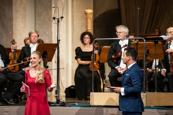 Führten durch den Festakt zum Tag der Autonomie: (v.l.) Karin Gschnitzer und Andrè Comploi. (Foto: LPA/Ivo Corrá)