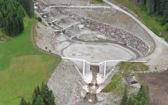 Aktueller Blick auf das Rückhaltebecken mit Kammsperre im Großbergbach (Foto: LPA/Landeswarnzentrum in der Agentur für Bevölkerungsschutz)