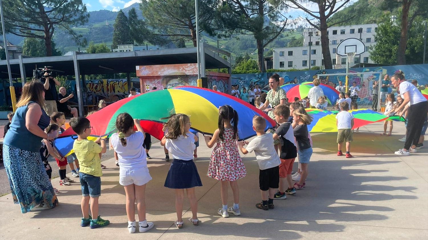 Bambine e bambini hanno festeggiato oggi, insieme con le loro famiglie, nello spazio nato da un’idea della direzione delle scuole dell’infanzia in lingua italiana. (Foto: ASP/GNews)