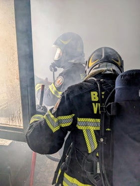 Die Ausbildung (im Bild während der Unterrichtung in Brandbekämpfung) der neuen Berufsfeuerwehrmänner und der Berufsfeuerwehrfrau war umfassend. (Foto: LPA/Berufsfeuerwehr Bozen)