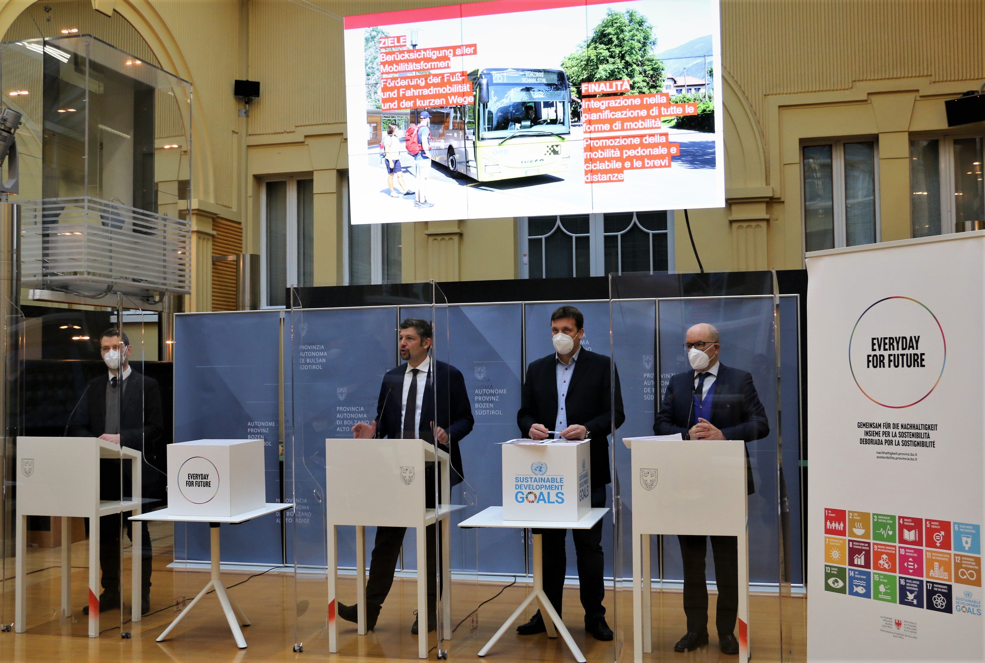 Le nuove linee guida per la costruzione di strade pongono un chiaro accento sulla sostenibilità. Il direttore di dipartimento Vallazza, l'assessore Alfreider e i direttori di ripartizione Pagani e Sicher hanno presentato le nuove regole. (Foto: ASP/Ingo Dejaco)