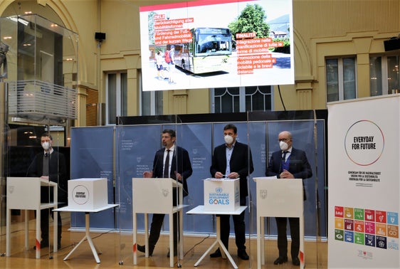 Die neuen Straßenbaurichtlinien legen einen klaren Fokus auf Nachhaltigkeit. Ressortchef Vallazza, LR Alfreider und die Abteilungsdirektoren Pagani und Sicher (v.l.) haben die neuen Regeln präsentiert. (Foto: LPA/Ingo Dejaco)