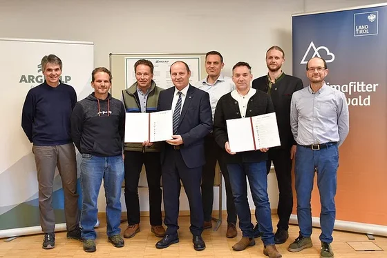 Zum Abschluss des Treffens wurde eine gemeinsame Erklärung zur weiteren Zusammenarbeit unterzeichnet (von links): Maurizio Veneziani (St. Gallen), Francesco Bonavio (Graubünden), Randolf Schirmer (Bayern), Landeshauptmann-Stellvertreter Josef Geisler (Tirol), Stephan Philipp (Vorarlberg), Giovanni Giovannini (Trient), Dominik Posch (Salzburg) und Giovanni Ravanelli (Lombardei). (Nicht im Bild: Vertreter der Partnerregionen Südtirol und Tessin). (Foto: Land Tirol/Jansenberger)