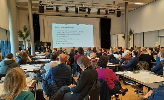 Michael Seywald, langjähriger pädagogisch-künstlerischer Leiter des Musikum Salzburg, führte und begleitete durch den ersten Tag des Bundesfachgruppentreffen in Brixen. (Foto: LPA/Hans Peter Stifter)

