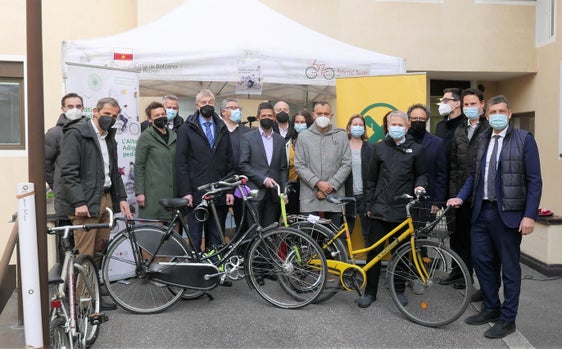 Vom 14. März bis 8. April wird bei der Aktion Südtirol radelt wieder in die Pedale getreten. Der Startschuss für die Aktion fiel heute am Sitz der Raiffeisenkasse Bozen mit Harald Reiterer (Bereichsleiter Green Mobility, STA), Martin Fill (STA-Präsident), Alexander Gasser (Obmann der Raiffeisenkasse Bozen), Erich Innerbichler (Direktor der Raiffeisenkasse Bozen), Günter Mair (Vize-Direktor der Raiffeisenkasse Bozen), Mobilitätslandesrat Daniel Alfreider, zusammen mit einigen Mitarbeitern der Raiffeisenkasse Bozen. (Foto: LPA/STA/Elisa Zambiasi)