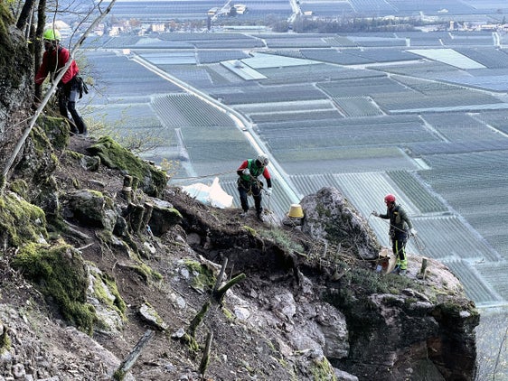 Eigens ausgebildete Felskletterer waren bei der kontrollierten Felssprengung in Auer im Einsatz. (Foto: LPA/gnews)
