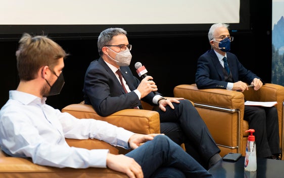 LH Kompatscher bei der Autonomie-Matinee: Unsere Autonomie muss weiterentwickelt, angepasst und oft auch verteidigt werden. Wichtig ist, dass sie uns auch in Zukunft Sicherheit gibt. (Foto: LPA/Eurac research)