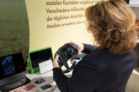 KI-basierte Technologien in der Pflege von älteren Menschen kommen in Graz bereits zur Anwendung. Landesrätin Pamer hat sich darüber vor Ort informiert. (Foto: LPA/Hannes Wisthaler)
