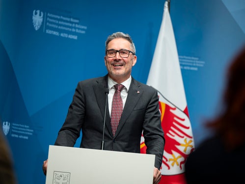 Eine nachhaltige Mobilität ist Landeshauptmann Arno Kompatscher auch während der Olympischen Spiele wichtig: Auf den Privat-Pkw sollte weitestgehend verzichtet werden. (Foto: LPA/Fabio Brucculeri)