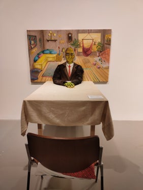 Ein Aufeinandertreffen im Wohnzimmer – Öl auf Leinwand und Ton, Klara Meßner (Foto: USP/Intendënza y Cultura Ladina)

