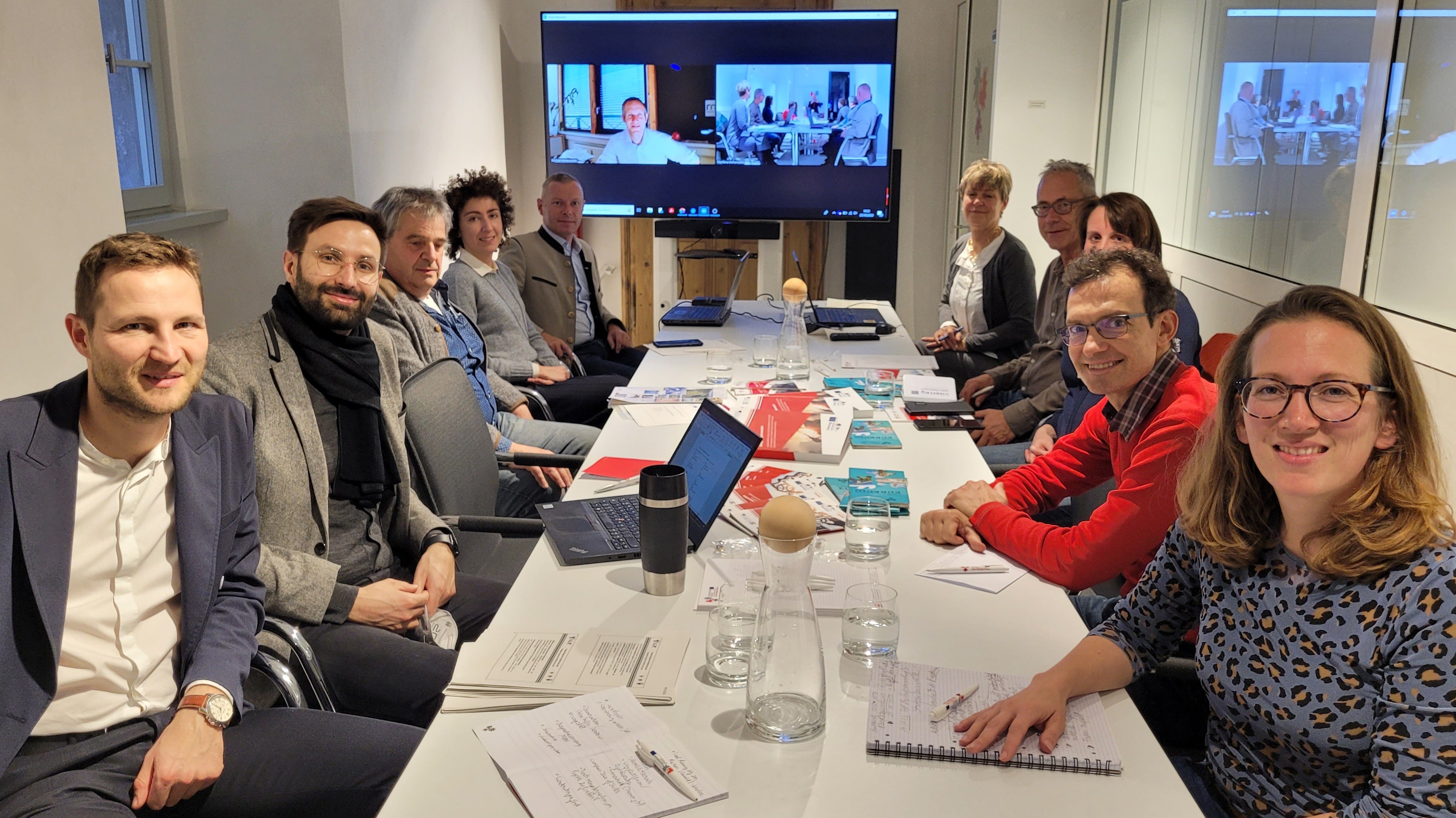 Nel recente incontro tra i consigli CLLD Interreg Wipptal, Terra Raetica, Dolomiti Live e la Ripartizione Europa con la Segreteria Generale dell'Euregio nella Casa della Pesa di Bolzano, il focus è stato sul nuovo periodo di attività del Programma di cooperazione Interreg Italia-Austria 2021-27. Presenti il segretario generale dell'Euregio, Defrancesco (5. da dx) ed il vice direttore della Ripartizione Europa, Gamper (2. da dx ) (Foto: Euregio/Armin Gluderer)