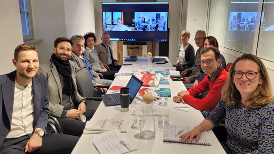 Nel recente incontro tra i consigli CLLD Interreg Wipptal, Terra Raetica, Dolomiti Live e la Ripartizione Europa con la Segreteria Generale dell'Euregio nella Casa della Pesa di Bolzano, il focus è stato sul nuovo periodo di attività del Programma di cooperazione Interreg Italia-Austria 2021-27. Presenti il segretario generale dell'Euregio, Defrancesco (5. da dx) ed il vice direttore della Ripartizione Europa, Gamper (2. da dx ) (Foto: Euregio/Armin Gluderer)